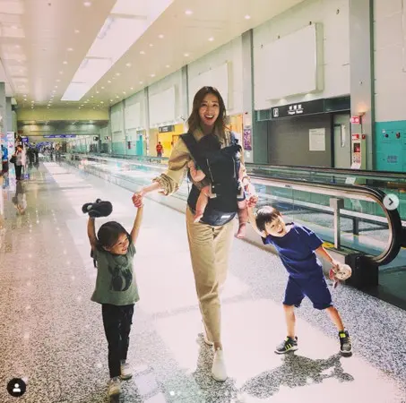 隋棠首度帶3個小孩出國！　機場被拍「真實反應」Sandy看傻：我的媽呀