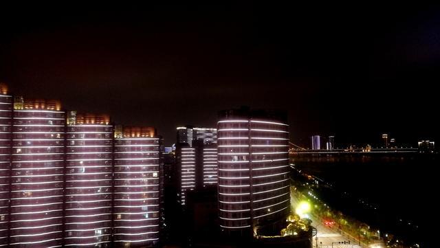 老刀：武汉解封后剪影之九：霓虹