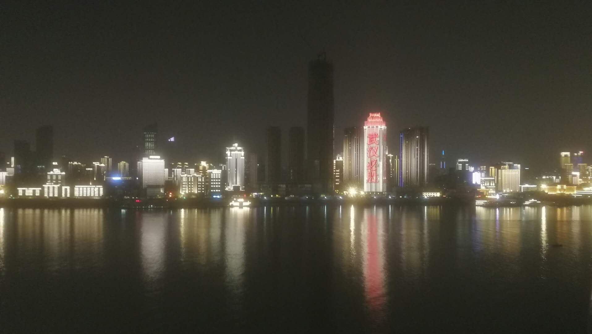 老刀：武汉解封后剪影之九：霓虹