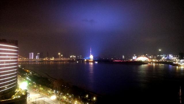 老刀：武汉解封后剪影之九：霓虹