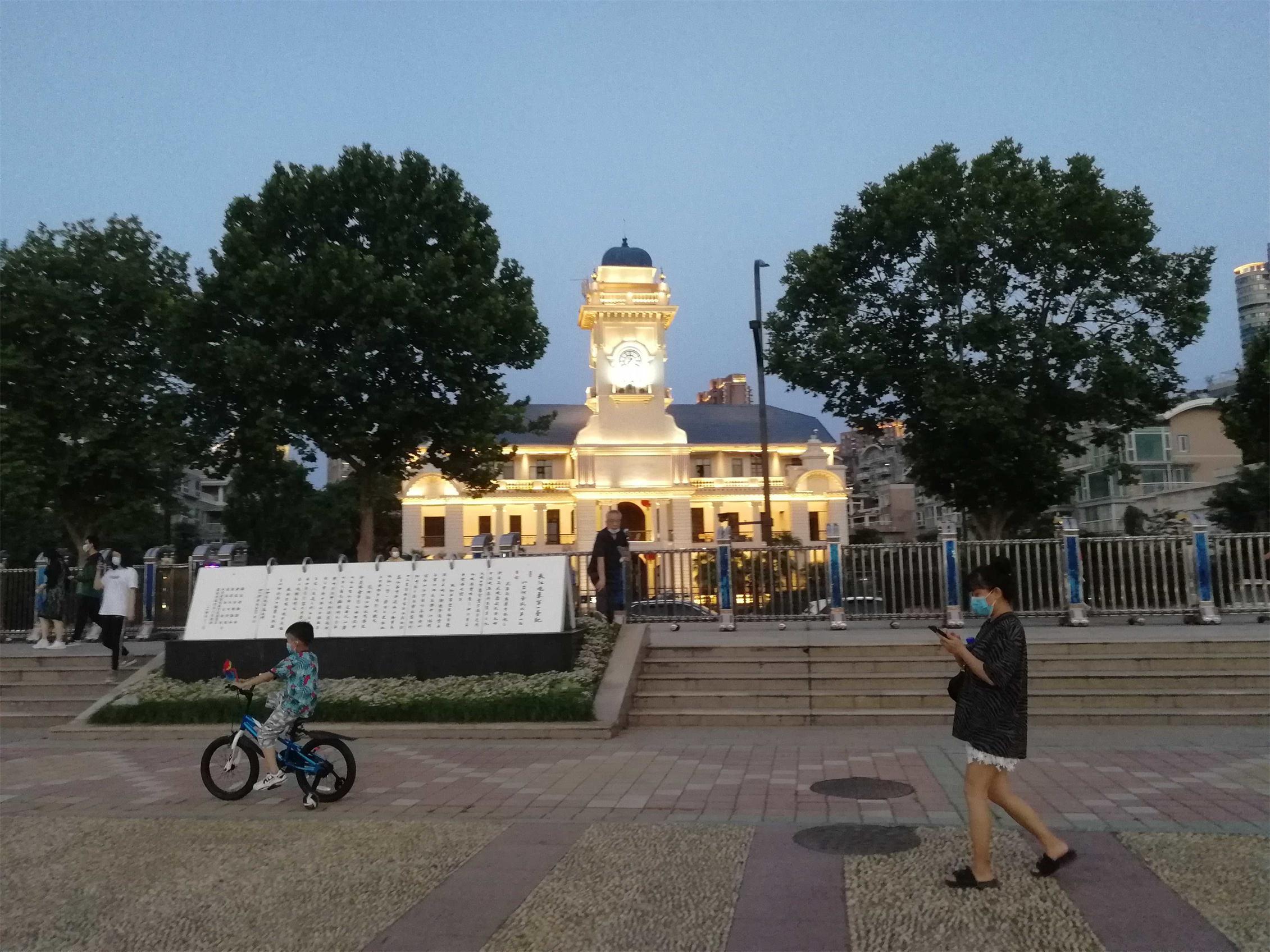 老刀：武汉解封后剪影之九：霓虹