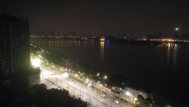 老刀：武汉解封后剪影之九：霓虹