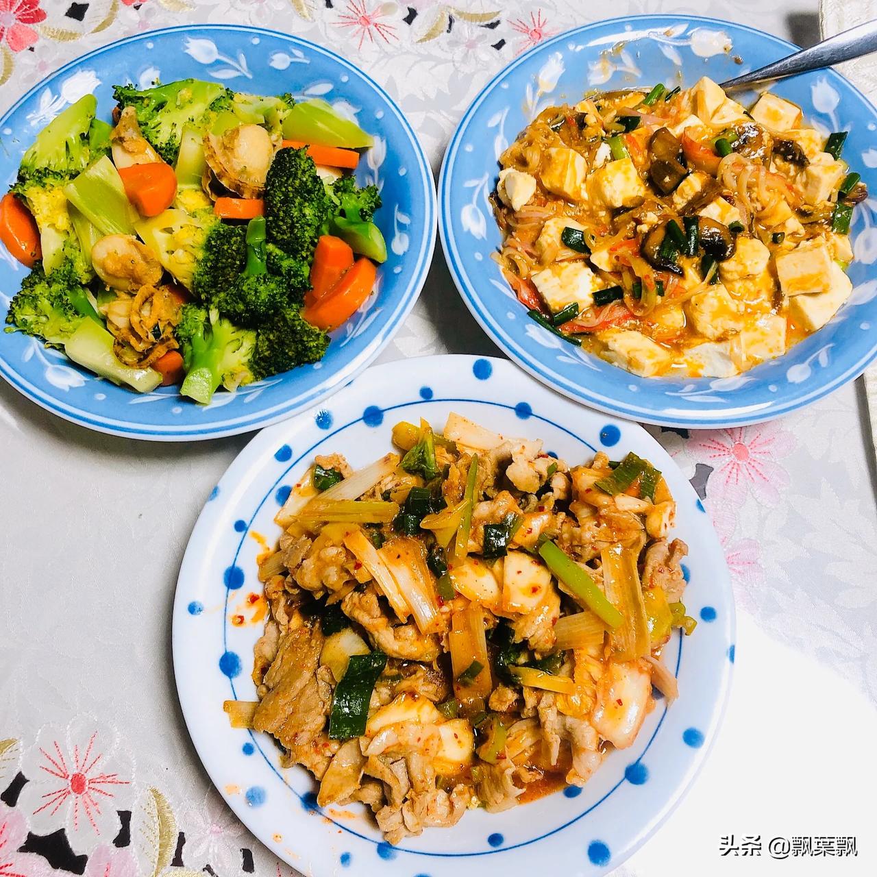 今天大中华料理 鲜贝炒西兰花 磨菇蟹肉豆腐 肉片大葱炒泡菜 海藻鸡蛋汤 爱慕 我们家的金桔 皮 肉有人吃 核有 吃 一点也不浪费 偷笑 懂车帝