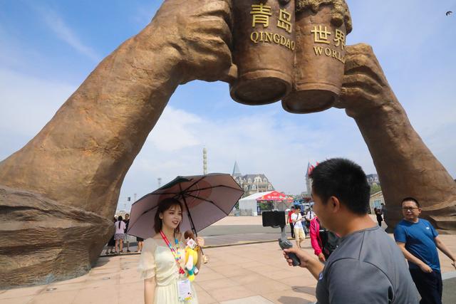 青岛啤酒节|哈酒吧“海报”！青岛金沙滩啤酒城醉美海角直播间开播