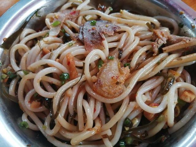 5元二两桂林米粉，还配好几种小菜，在灌阳文市镇吃早餐爽爽的