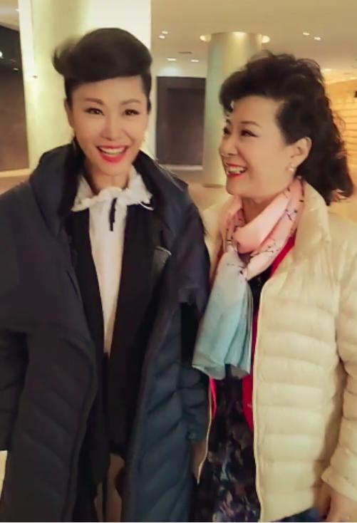 于文华与71岁王馥荔同框，二人皮肤细腻紧致，相差16岁像姐妹