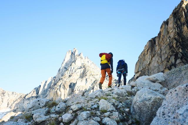 冬季登山需要携带什么装备?这6件一个不能少,网友：很实用