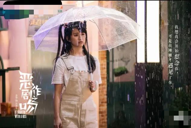 杨丽萍侄女小彩旗吻戏引热议，李成儒评价：动真格了，因为有黏液