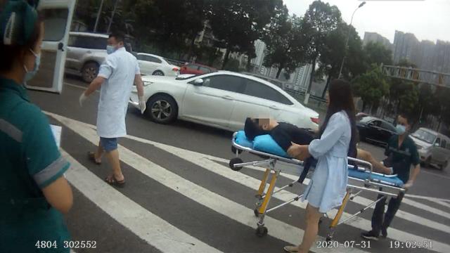 交巡警|驾驶员行车途中意外中暑，江北交巡警紧急救助