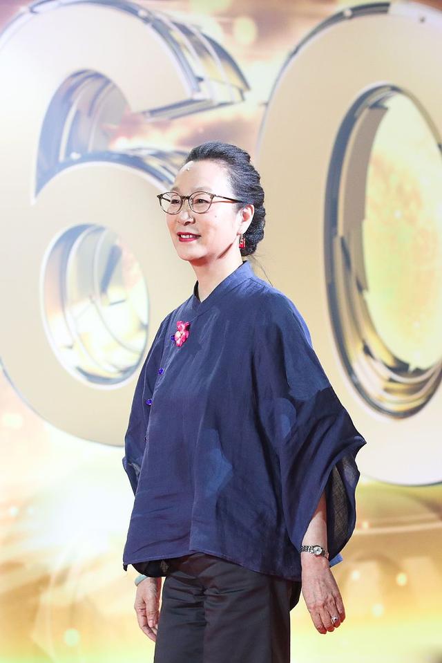 奚美娟越老越精神
,穿黑裙踩跟鞋配琥珀项链,优雅盘发贵气又端庄-第9张 奚美娟越老越精神,穿黑裙踩跟鞋配琥珀项链
,优雅盘发贵气又端庄-第9张