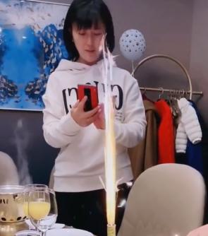 48岁闫学晶二婚老公疑正面曝光，为其高