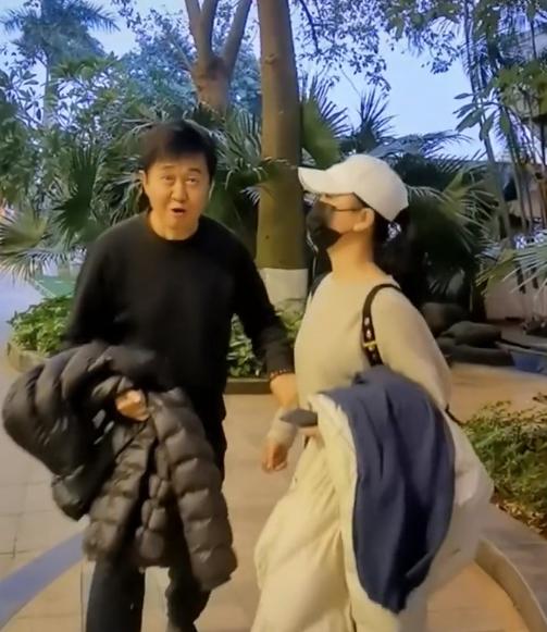 付笛生夫妇生活太滋润，穿羽绒服在海滩