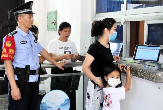 赖恒安同志|旬阳北站派出所欢送退休老民警