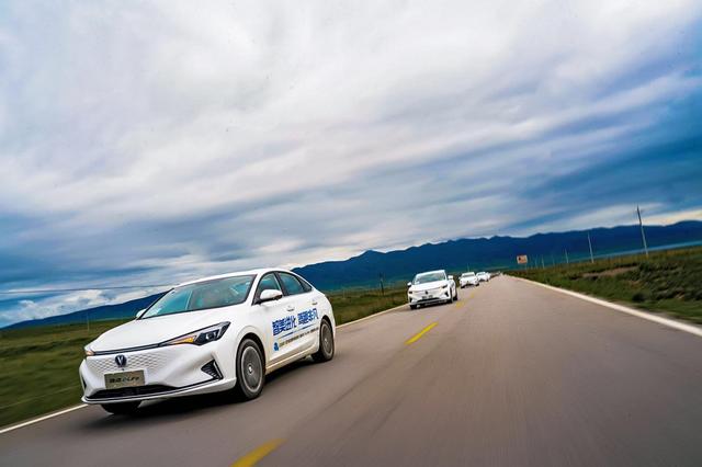 "智美进化 驾趣非凡"，逸动E-Life青海湖大show"操作"