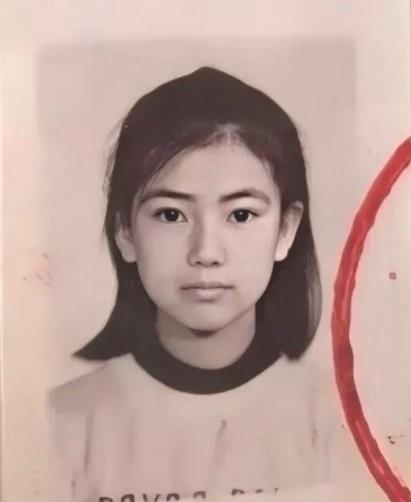 高圆圆小学时的证件照曝光 浓眉大眼 鹅