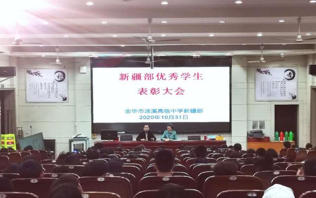 朱群兰老师宣读了获奖学生名单,盛小兵老师为获奖学生颁发了荣誉证书