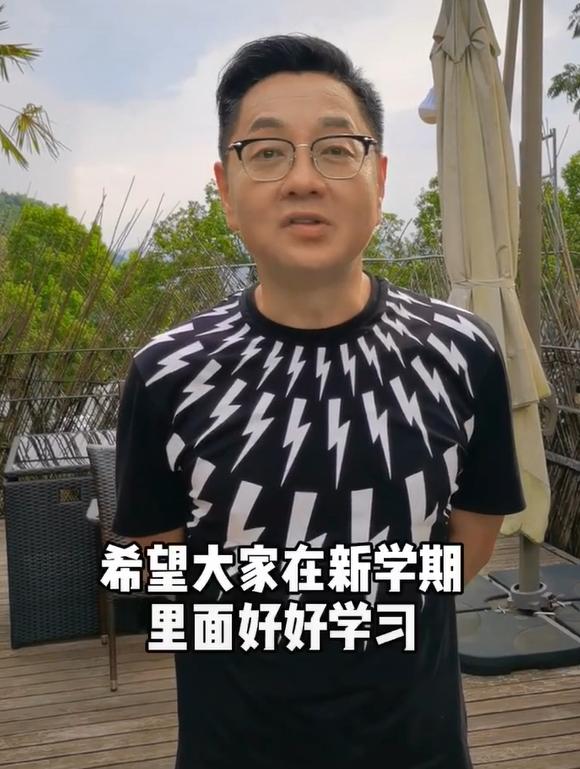 张绍刚近照瘦到脱相！皮肤松弛双眼无神