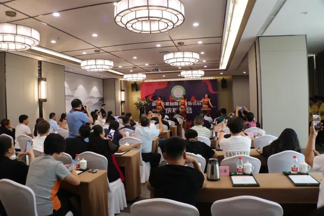  庆祝新郑市家庭服务业协会成立大会成功举办(图2)