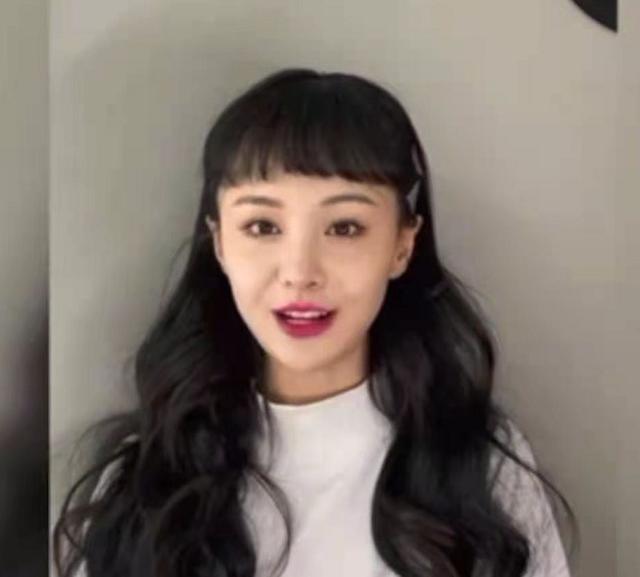 29岁郑爽少女感爆棚！留齐眉刘海太可爱