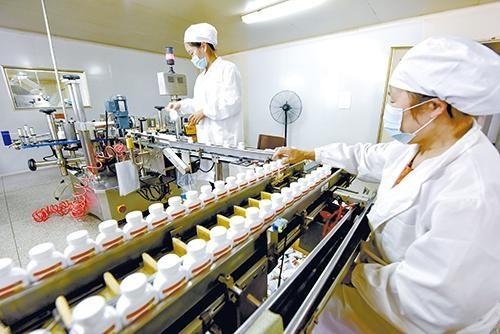 湖北瑞华制药公司工人在药品包装线上忙碌(图1)