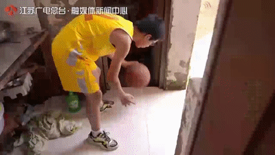 老师■这支外来务工子弟组成的篮球队，即将迎来一位2米13的神秘老师！你认出来了吗？