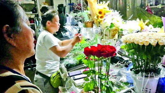 通宵鏖战包装花束 济南花店老板七夕前忙碌的一夜(图1)