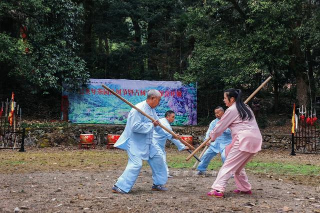 山村古稀老人放牛运垃圾住别墅还有工资拿，幸福生活太羡慕（7）