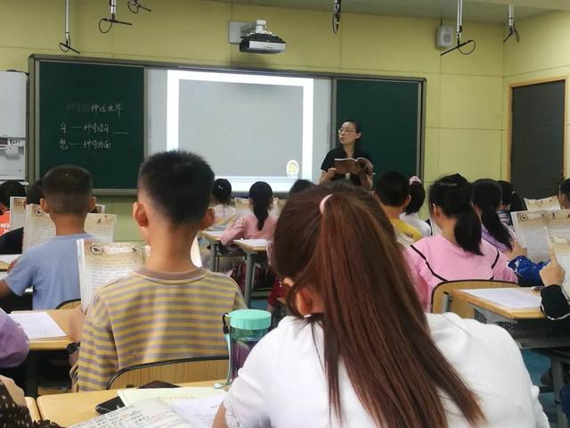 专家进校园 引领促成长——记天府新区籍田小学群文阅读教研活动