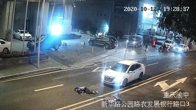 重庆|覆车之戒 | 行人横穿马路被撞，民警：人车共担责