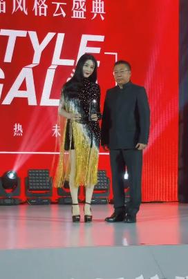 范冰冰罕获公益大奖，领奖时戴硕大钻戒