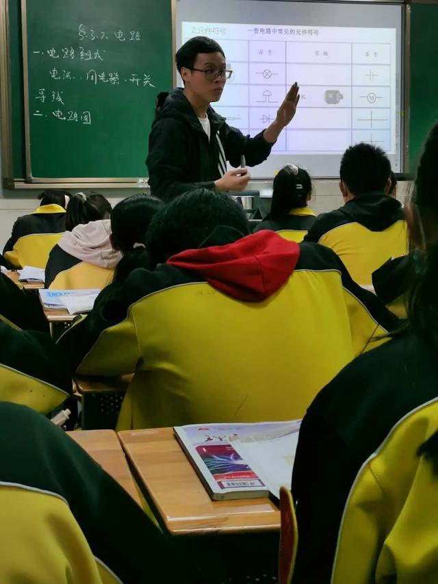 同课异构——双流区黄龙溪学校理化生教研活动