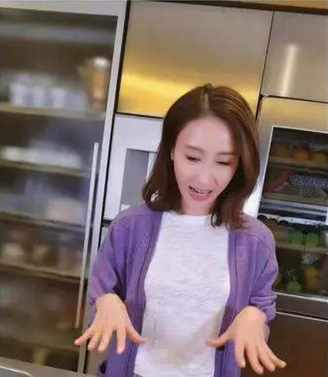 黎姿一顿饭花费上万，嫁大15岁残疾老公