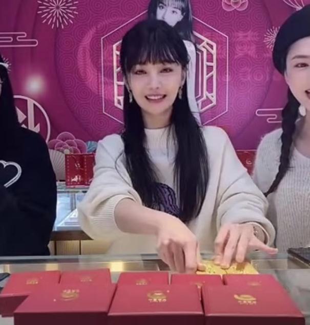 郑爽发言道歉太招黑了！穿白毛衣美回巅