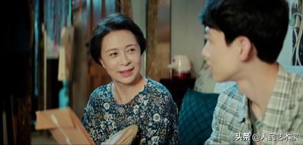 她是中国第一位穿泳装出镜的女演员，被