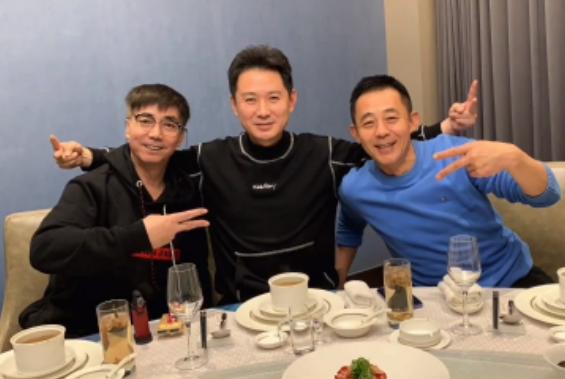 范明私下聚会场面被曝光！头发凌乱两鬓