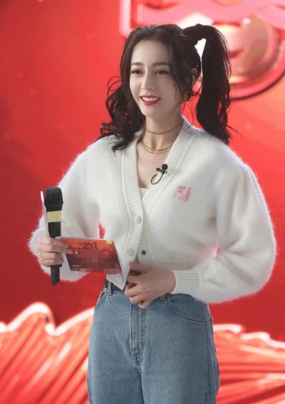 热巴为春晚代言！扎双马尾仿佛高中生，