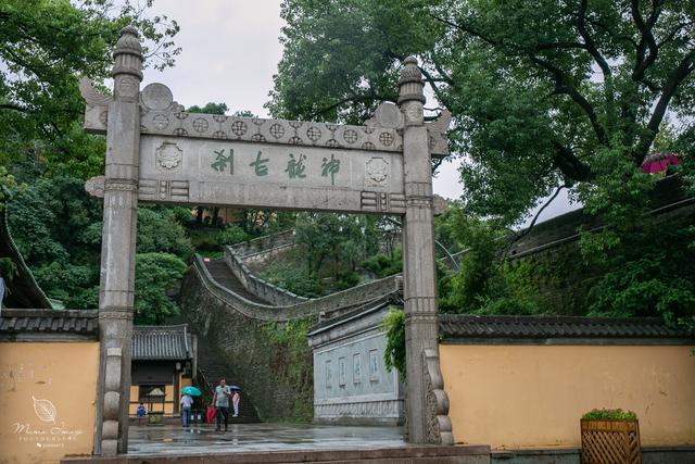 【临海】浙江一座仅百余米的山，有鉴真大师曾待过的寺庙，还有4座古塔