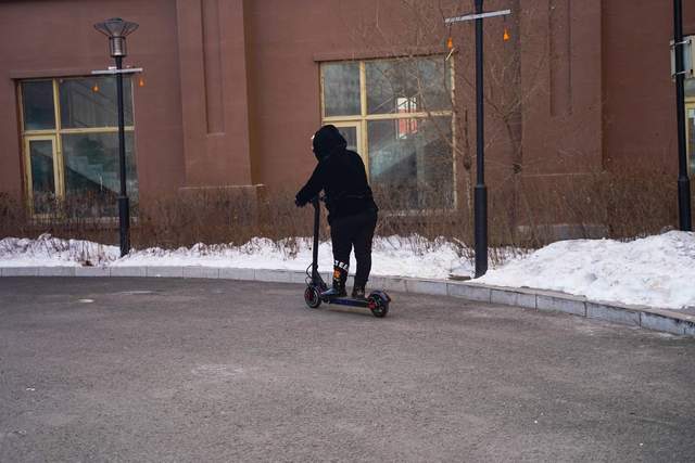 小巧便携，续航给力。体验COLORWAY科洛威成人电动滑板车