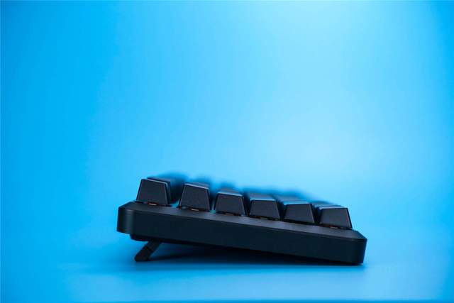 价格便宜，出门级首选。黑爵K870T蓝牙双模红轴机械键盘