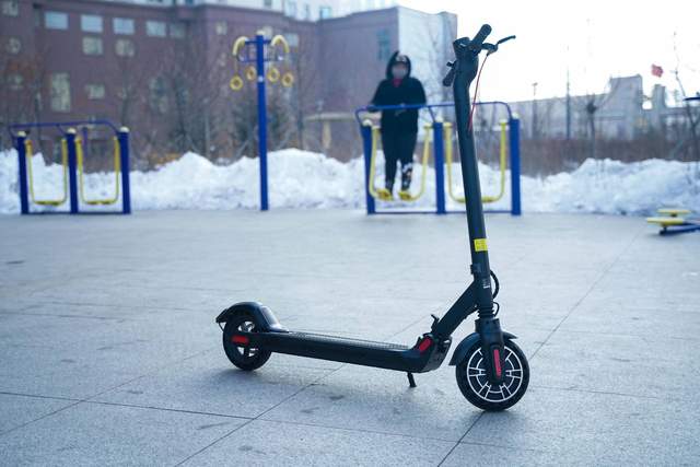 小巧便携，续航给力。体验COLORWAY科洛威成人电动滑板车