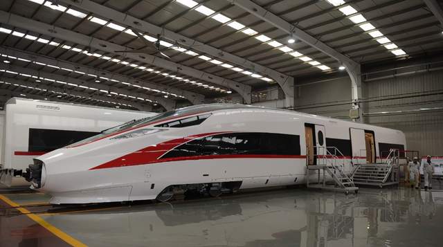 中车四方时速350公里高速货运动车组下线