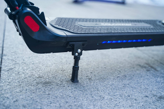 小巧便携，续航给力。体验COLORWAY科洛威成人电动滑板车