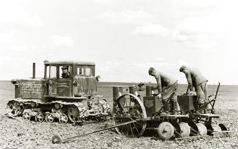 苏联dt54履带式拖拉机