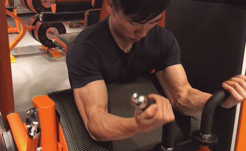 我们在做斜托弯举练习时幅度要到位,这样才可以让二头得到最好的刺激