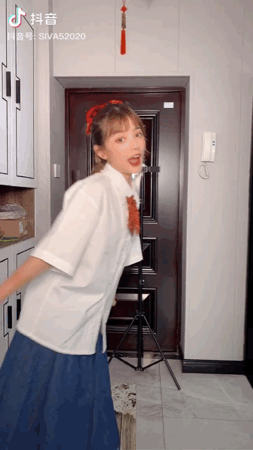 抖音超火“脚艺人”让美女秒变精神小妹，杀马特要复兴了？