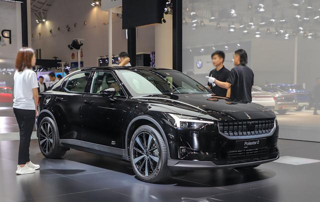 Polestar2极星起点较高，车身设计精简干练