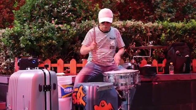 郑州70岁架子鼓大爷喊话刘宪华：吸引不少人观看 其架子鼓很独特