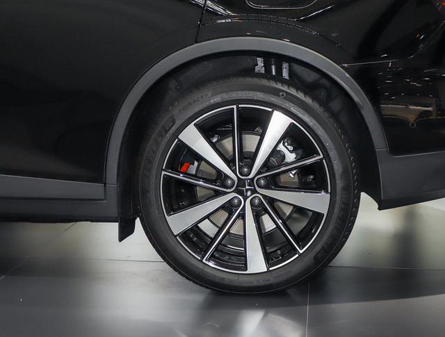 Polestar2极星起点较高，车身设计精简干练