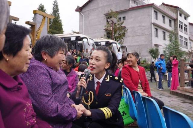 文化扶貧走進田間地頭中國鐵路文工團勉縣慰問演出