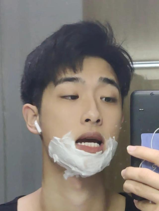 昨天，我的小姐妹们都想泡一个叫小张的帅哥… ​